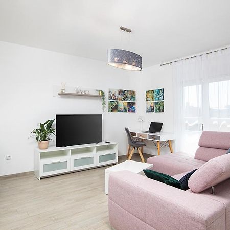 Stylish City Stay With Balcony & Free Parking PUY מראה חיצוני תמונה