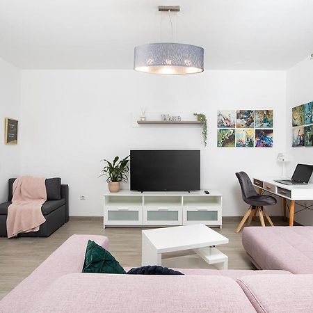 Stylish City Stay With Balcony & Free Parking PUY מראה חיצוני תמונה